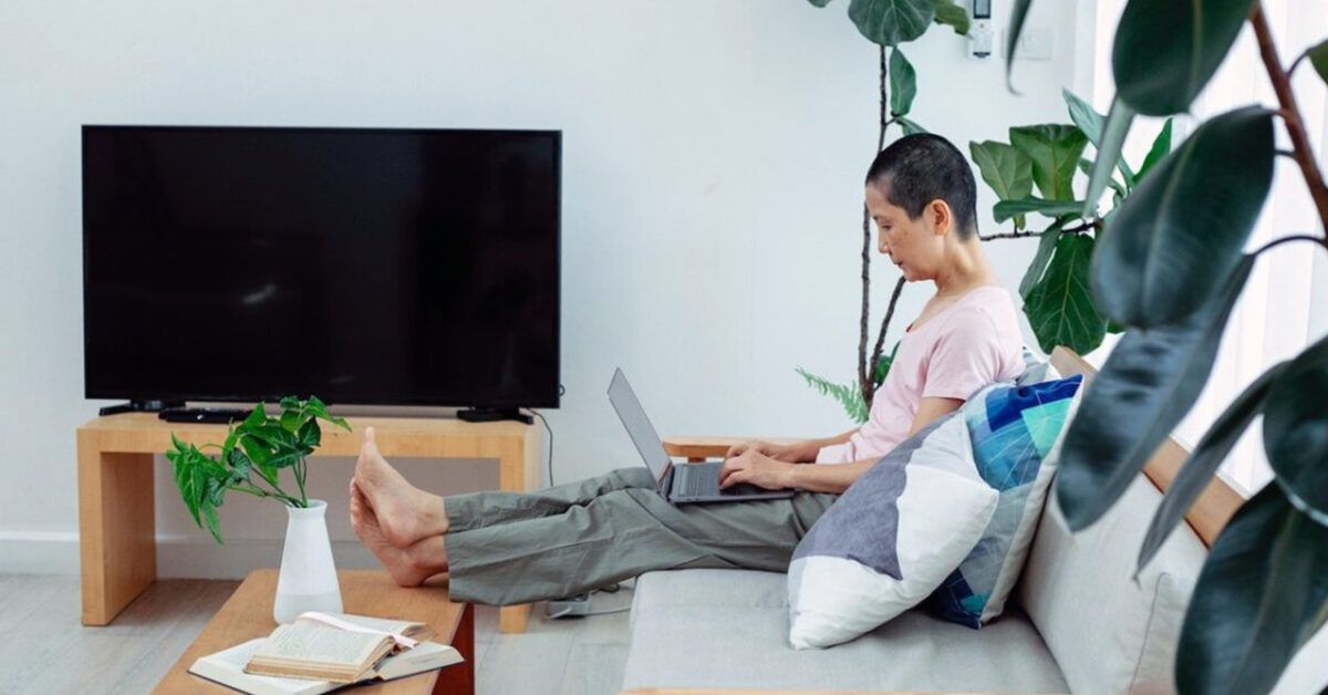 A guide on connecting PC to TV using HDMI.