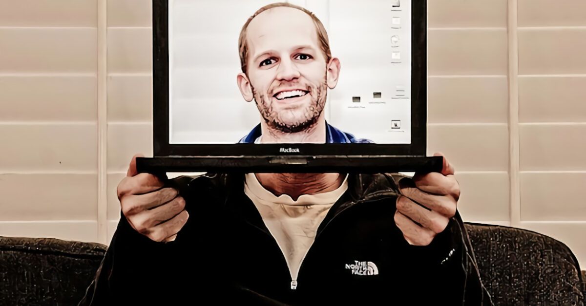 A person taking a screenshot on a computer.